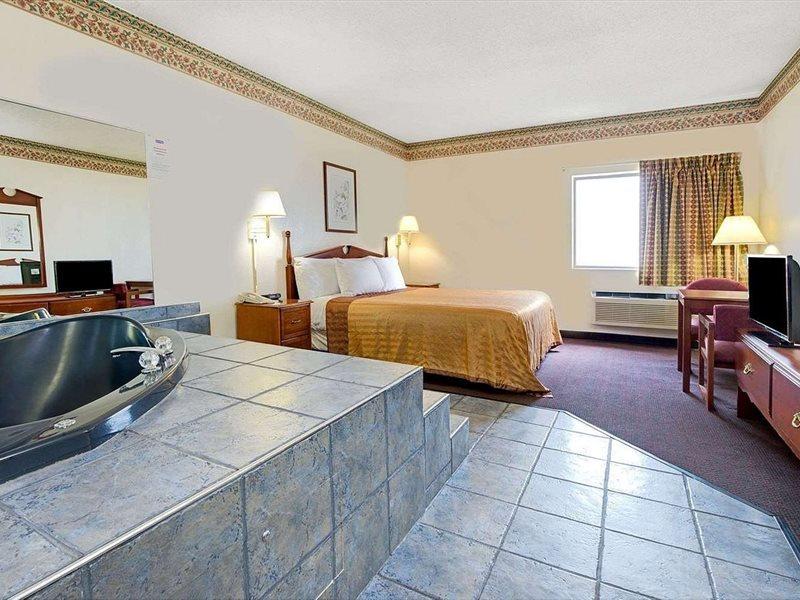 Travelodge By Wyndham St. Louis Berkeley Экстерьер фото