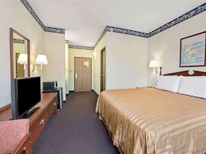 Travelodge By Wyndham St. Louis Berkeley Экстерьер фото