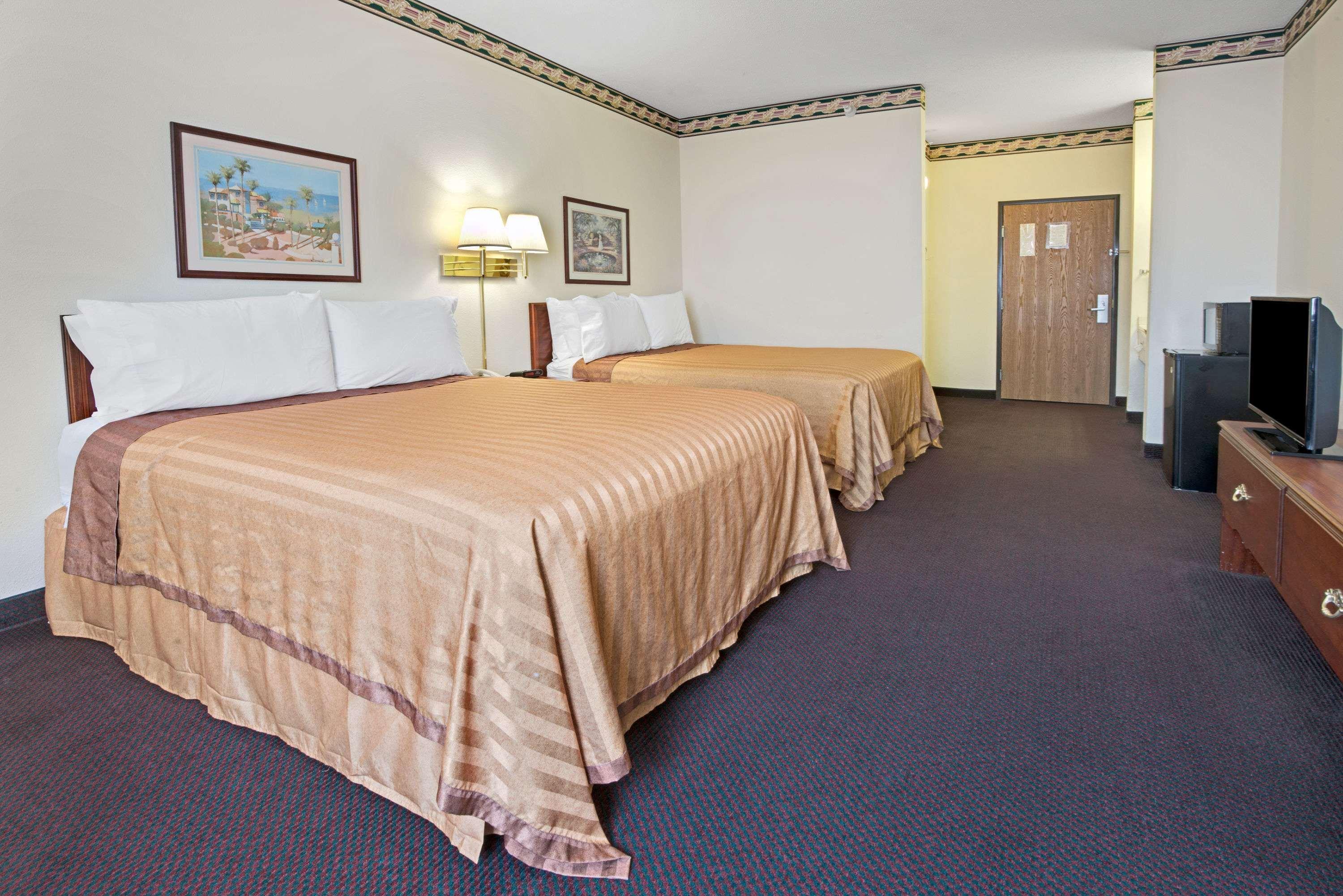 Travelodge By Wyndham St. Louis Berkeley Экстерьер фото