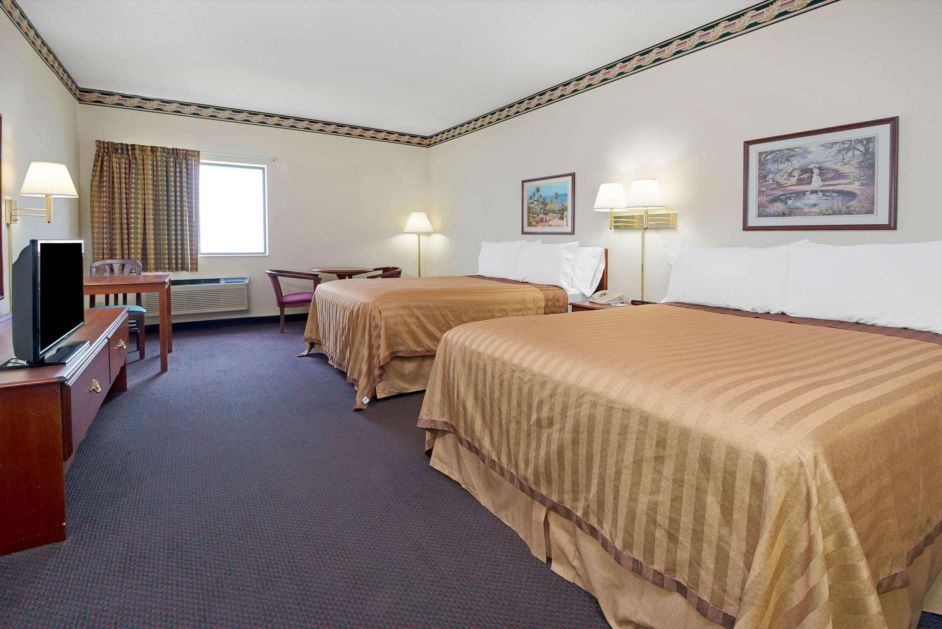 Travelodge By Wyndham St. Louis Berkeley Экстерьер фото
