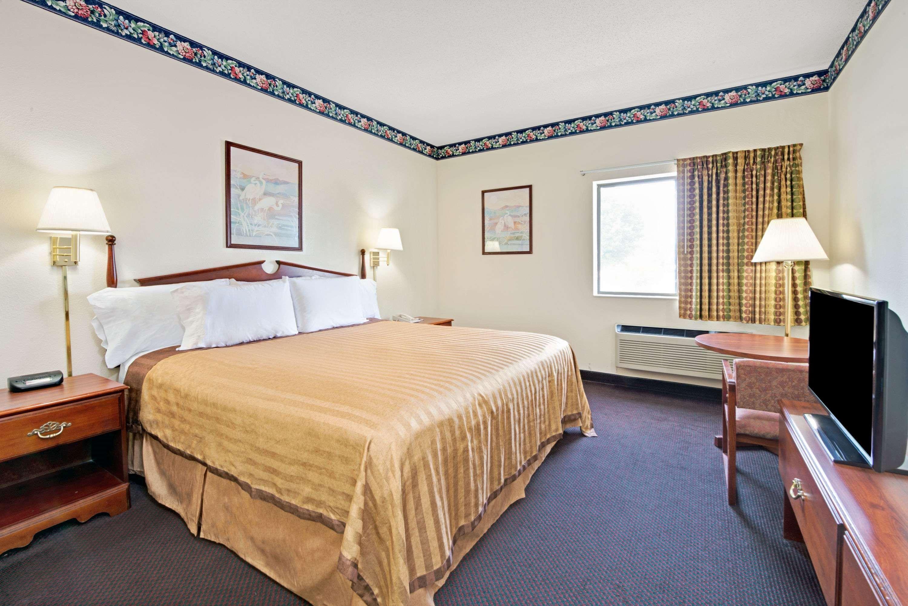 Travelodge By Wyndham St. Louis Berkeley Экстерьер фото
