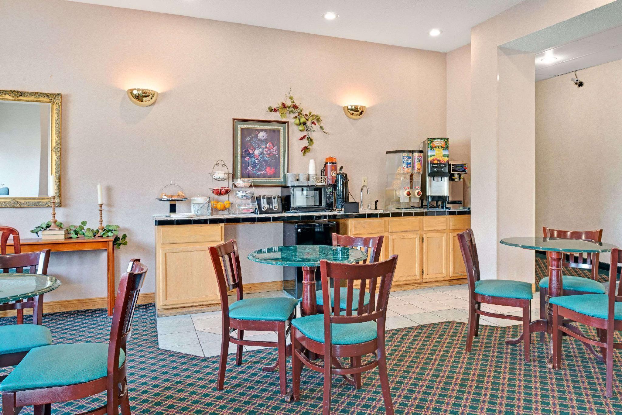 Travelodge By Wyndham St. Louis Berkeley Экстерьер фото