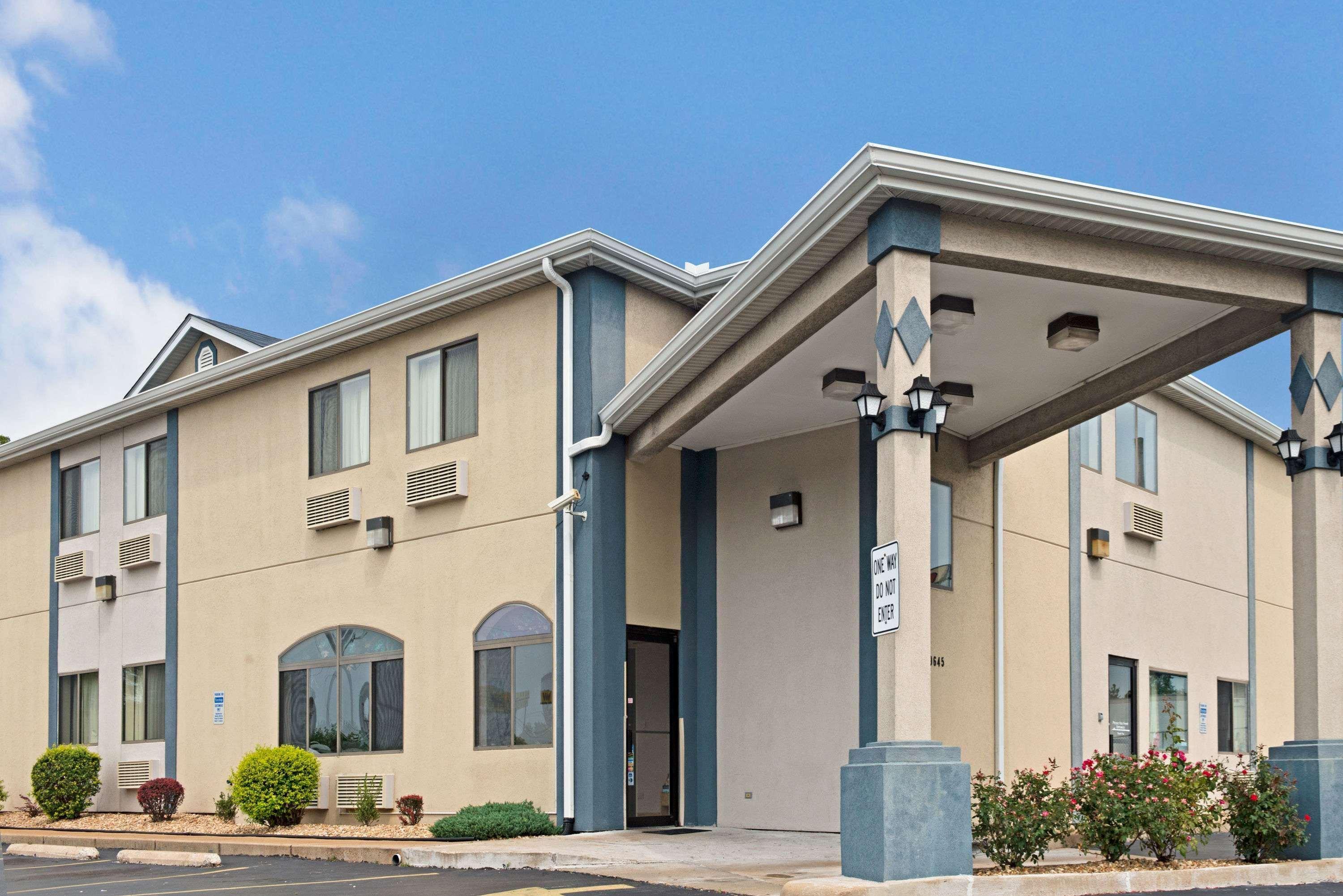 Travelodge By Wyndham St. Louis Berkeley Экстерьер фото
