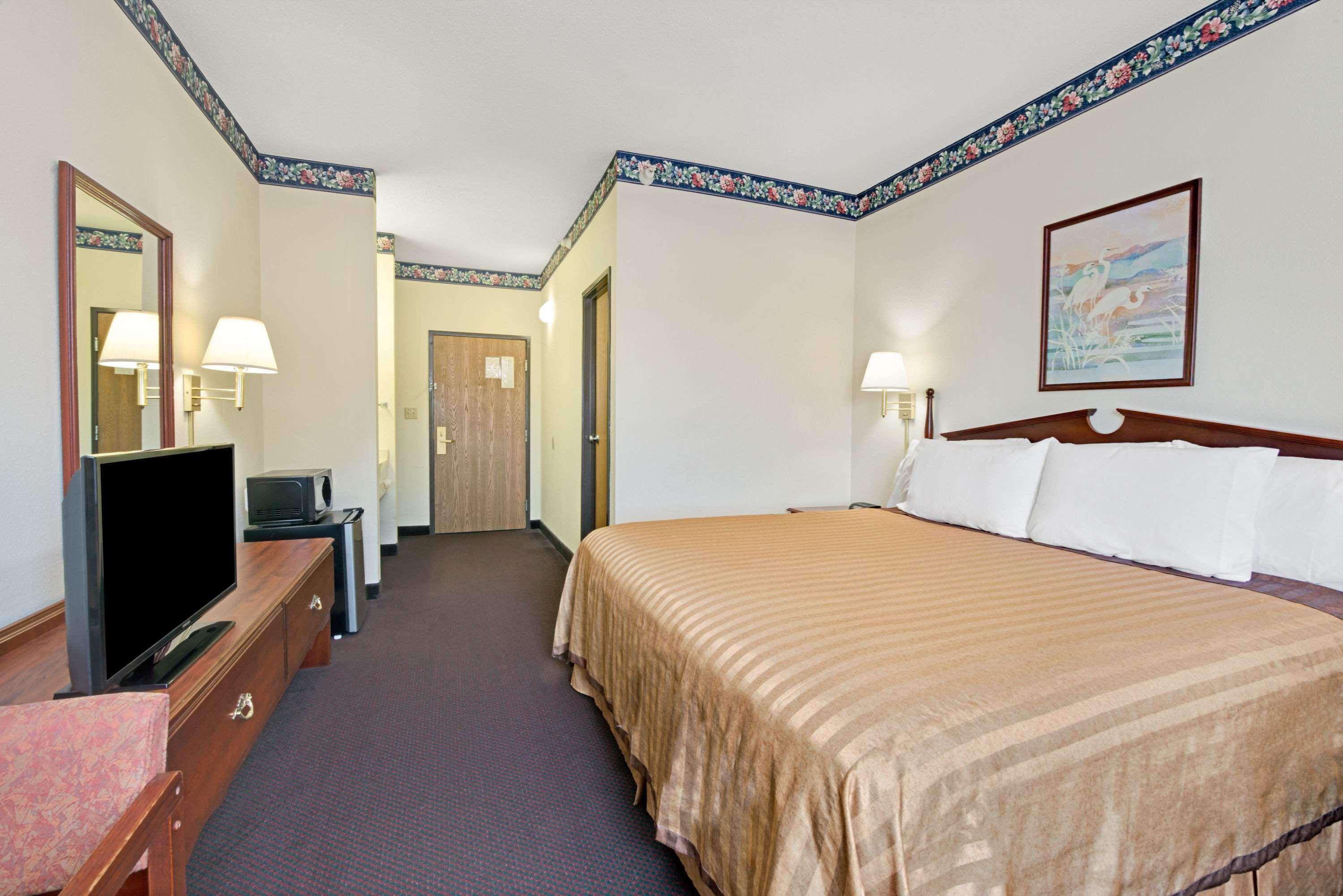 Travelodge By Wyndham St. Louis Berkeley Экстерьер фото