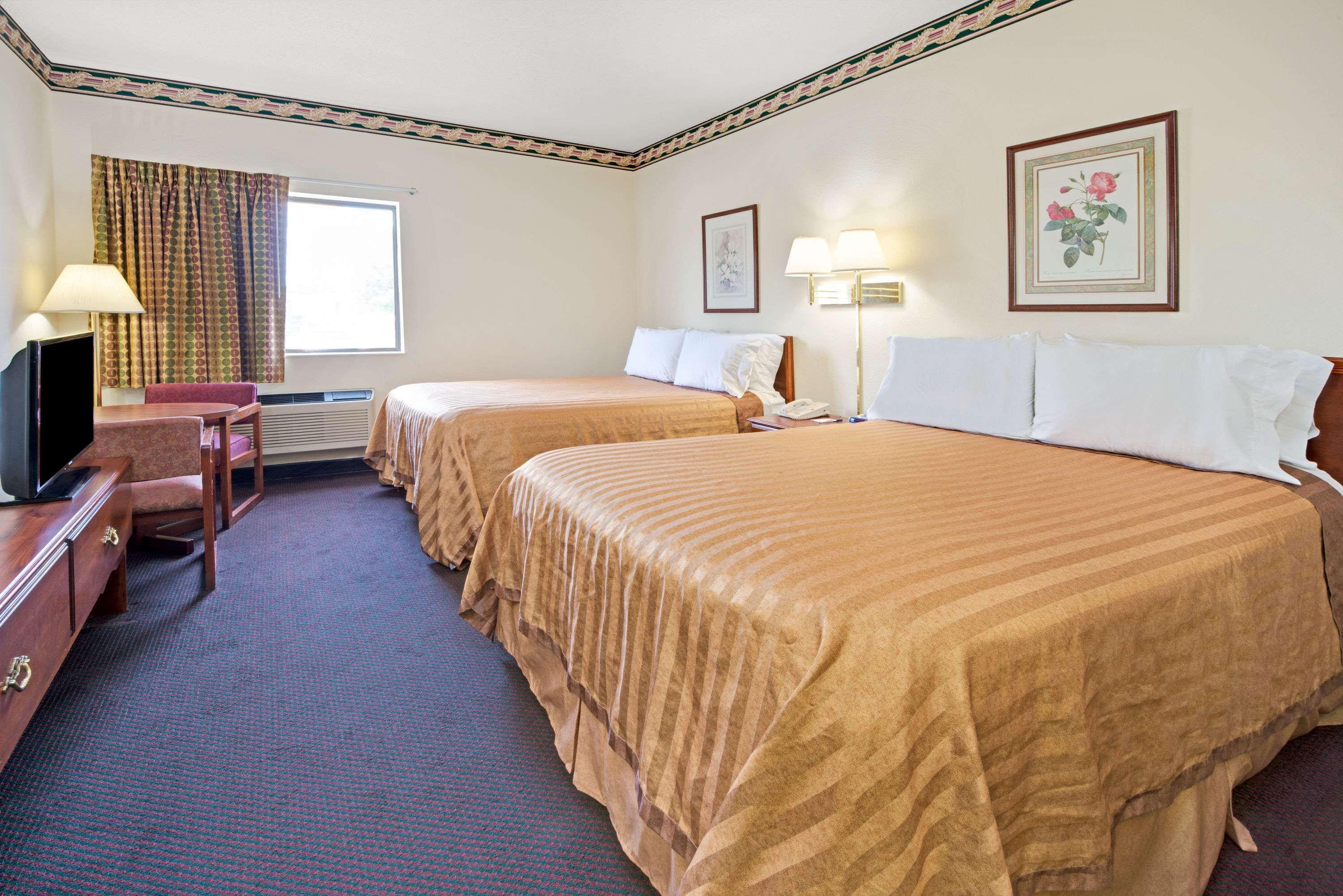 Travelodge By Wyndham St. Louis Berkeley Экстерьер фото