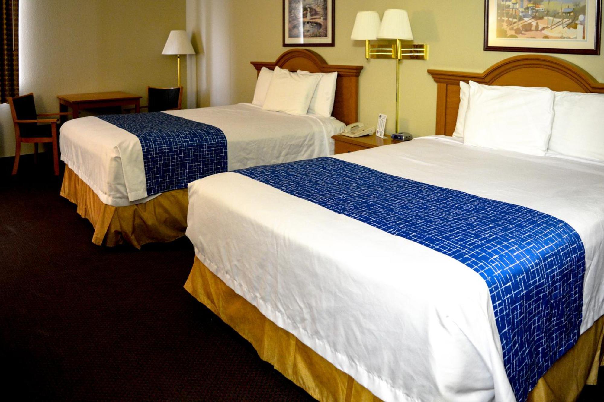 Travelodge By Wyndham St. Louis Berkeley Экстерьер фото