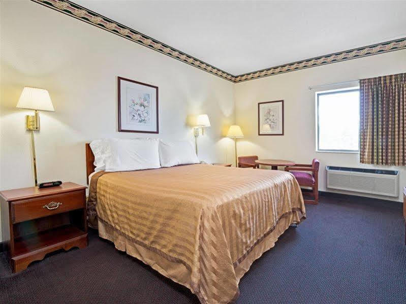 Travelodge By Wyndham St. Louis Berkeley Экстерьер фото
